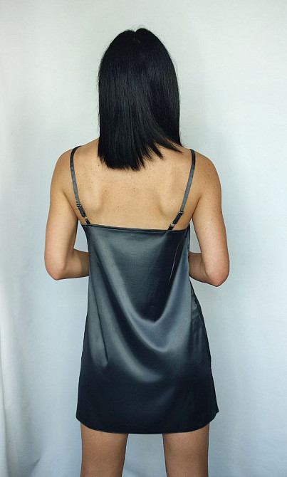 Жіноча нічна сорочка атласна на регульованих бретельках Графітовий S Харків - фото 2