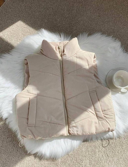 Жіноча укорочена жилетка з кишенями на блискавці плащівка на синтепоні Молочний, 46/48 Одеса - фото 3