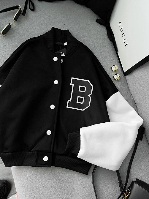 Женский теплый укороченный оверсайз бомбер на кнопках трехнитка на флисе Одесса - изображение 8