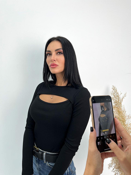 Трикотажна кофтинка з розрізом на грудях "Kiss" оптом I Норма і батал 42, Чорний Київ - фото 3