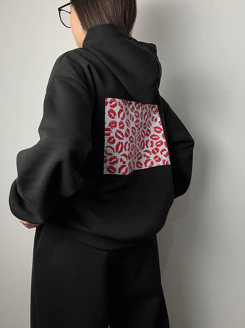 Унісекс худі оверсайз крою з принтом поцілунки турецька Тринитка на флісі Чорний Одеса - фото 1