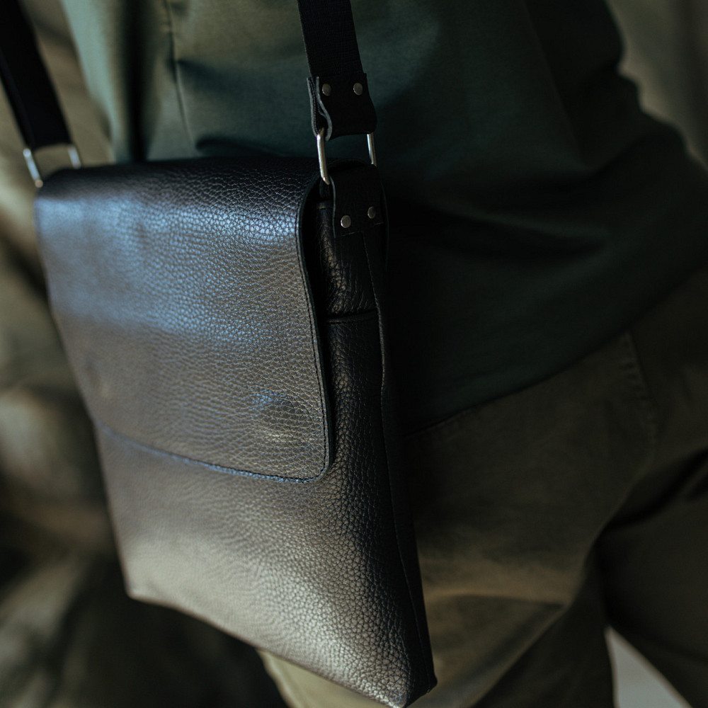 Чоловіча сумка повсякденна через плече шкіряна з клапаном містка, чорнаMasterSem Київ - фото 4