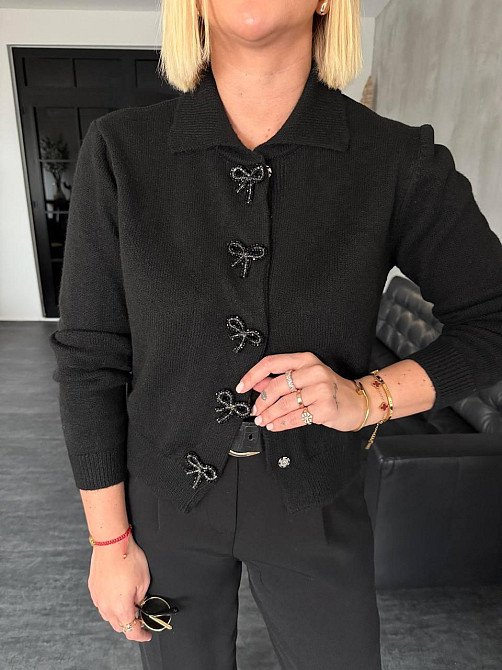 Жіночий укорочений кардиган із декоративними застібками у формі бантиків машинне в'язання Чорний Одеса - фото 1
