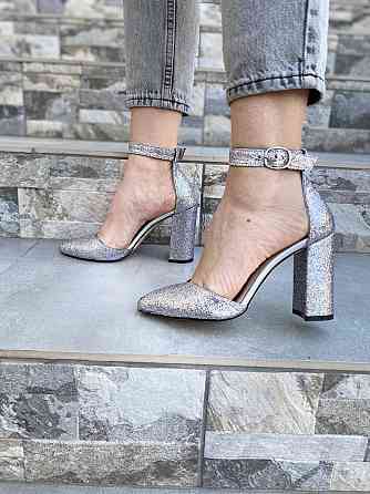 ARLEN Жіночі босоніжки срібні із закритим носком літні з натуральної шкіри на підборах ARLEN Бо Коломия