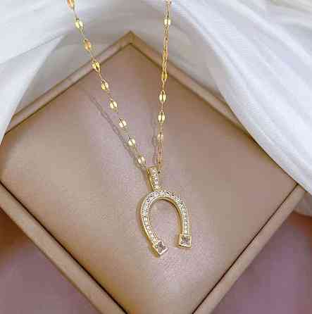 Подвеска-подкова в золотистом цвете с белыми циркониями Киев