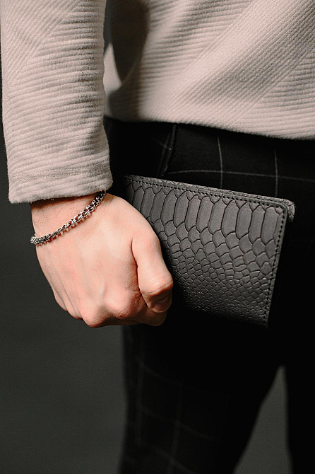 Мужское портмоне из натуральной кожи тиснение питон SR007 (Черный) Сумы - изображение 2