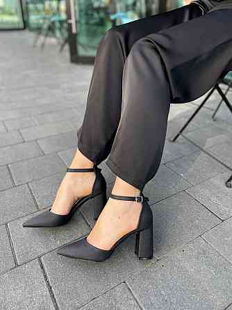 Seastar Чорні босоніжки літні жіночі на підборах із закритим носком, з еко-шкіри з напиленням S Коломия