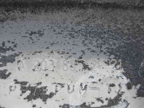 Mercedes-Benz  A2038852921 Дефектний центральний молдинг заднього бампера з поламаним хромом C-Class W203 Одеса