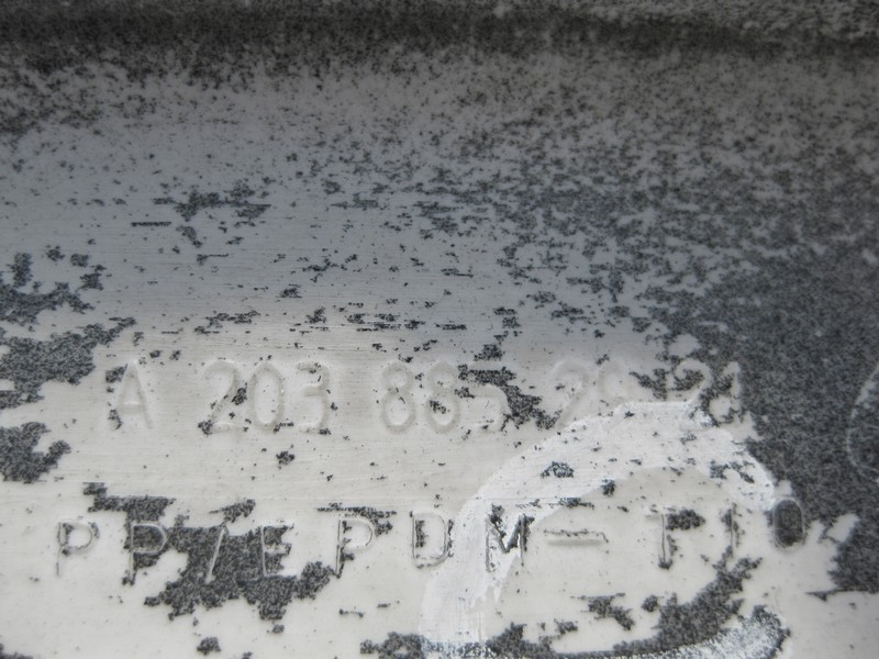 Mercedes-Benz  A2038852921 Дефектний центральний молдинг заднього бампера з поламаним хромом C-Class W203 Одеса - фото 3