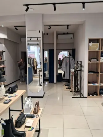 Переправа сечевых стрелков и Старокозацкой. Красная линия с отдельным входом, большие окна по периметру. Хорошее автомобильное и пешеходное движение.  Днепр