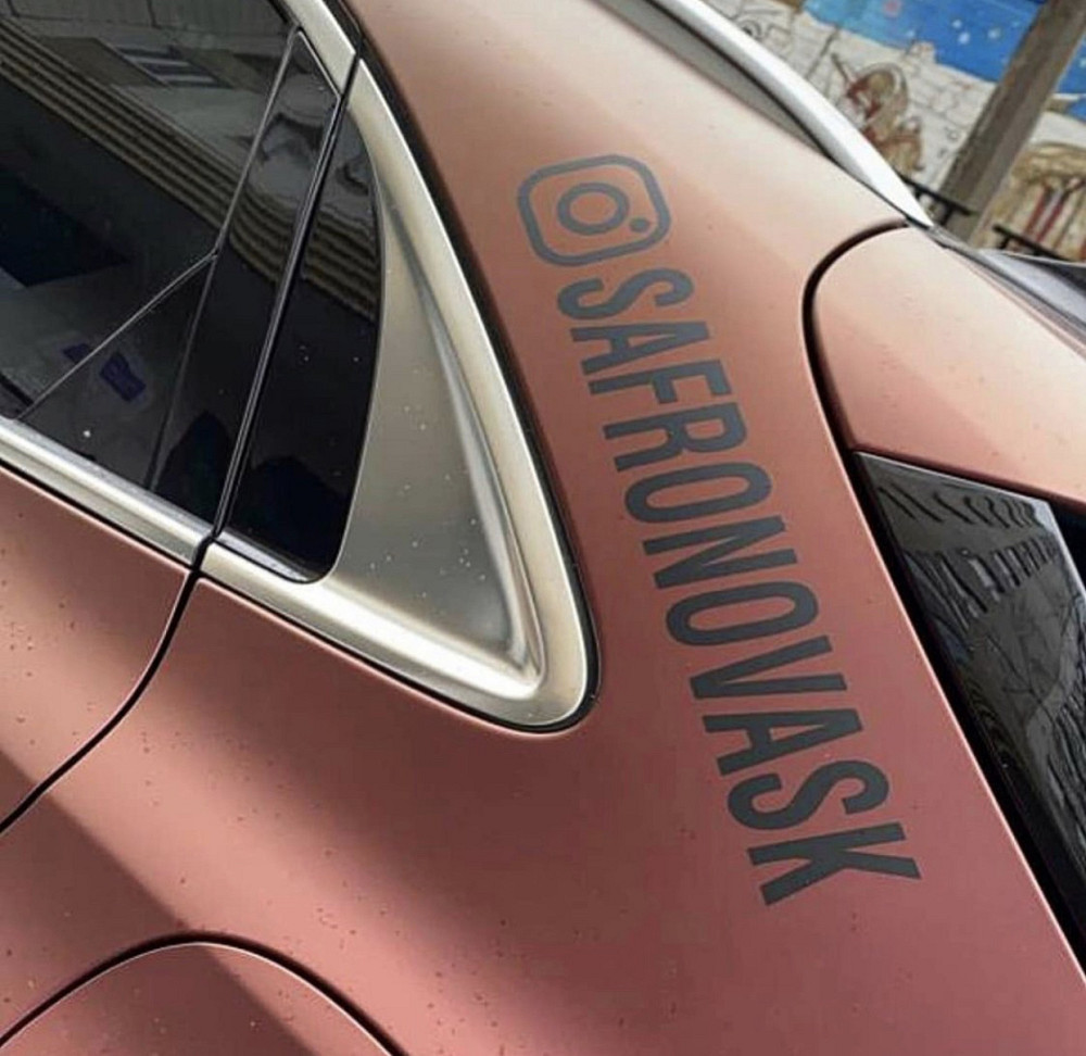 Вінілова наклейка на авто зі своїм ніком інстаграма. Чернівці - фото 1