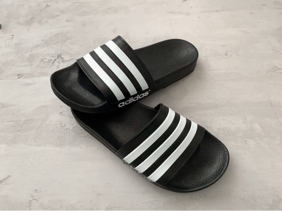 Женские спортивные тапочки Adidas черные с белым Киев