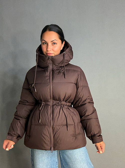 Куртка жіноча A-N 9020-1 подовжена з капюшоном і затяжкою талії коричнева, коричневий, 42 Київ - фото 14