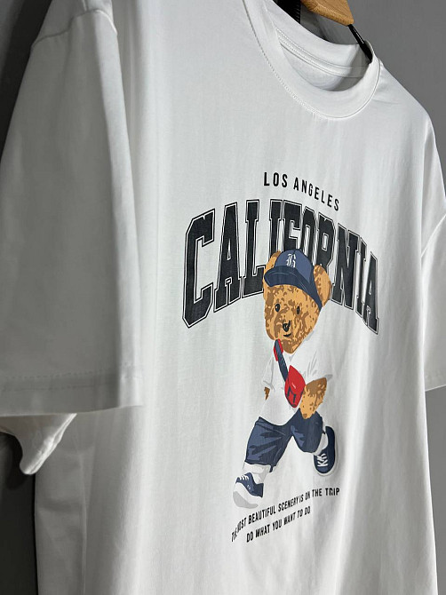 Футболка жіноча 25125 A-N оверсайз подовжена вільний крій з принтом ведмедик напис CALIFORNIA one size, білий, one size Київ - фото 12