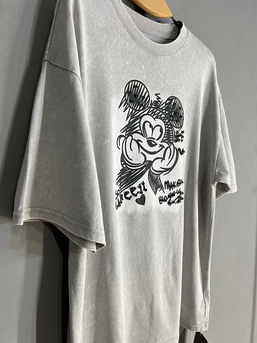 Футболка жіноча A-N 25008 оверсайз подовжена варена тай дай принт Міккі маус попереду з камінчиками one size, світло-сірий, one size Київ - фото 15