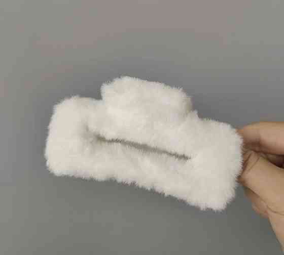 Шпилька крабік із хутра Білий Сміла