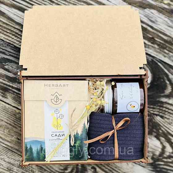 Подарунок чоловіку, батьку чи другу — чай із Карпат, мед, шкарпетки з кашеміру, дерев’яний бокс Ірпінь