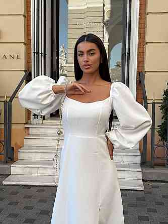 Женское праздничное сдержанное макси платье с разрезом костюмка Молочный, 50/52 Одесса