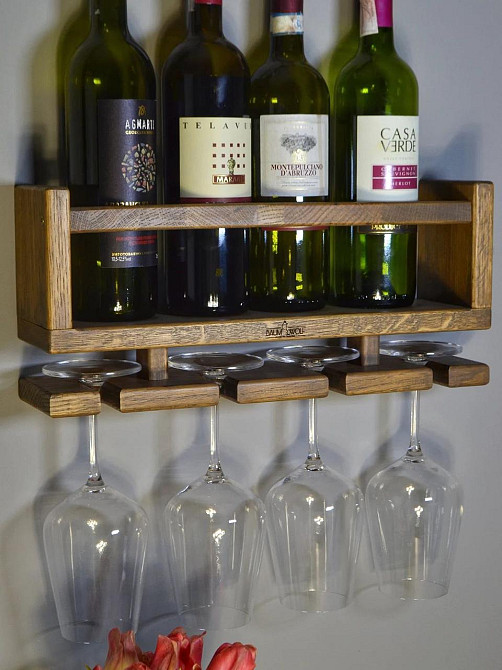 Настенная винная полка 