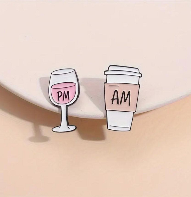 Значки AM&PM — набор из 2-х шт. с кофе и вином (в мультяшном стиле) Киев - изображение 1