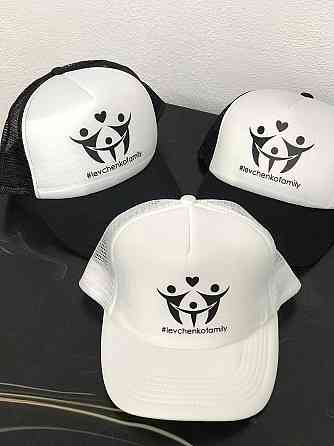 Family look для семьи. Кепки- тракеры для семьи с индивидуальными надписями. Черновцы