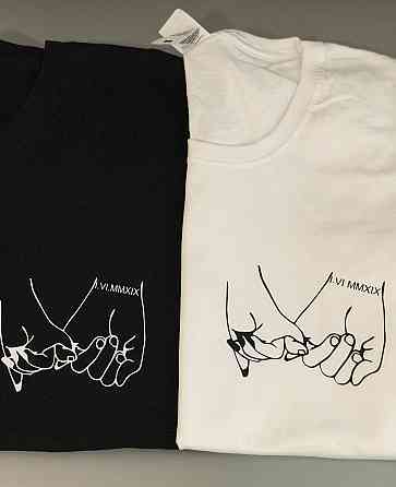 Парні футболки для хлопця та дівчини з принтом рук і датами Чернівці