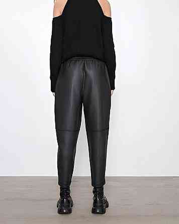 Женские базовые зауженные к низу брюки из экокожи Одесса