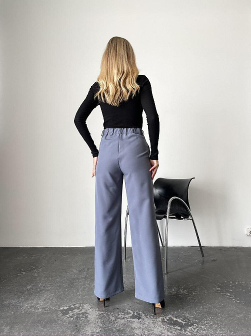 Женские прямые брюки с эффектным асимметричным запахом спереди из костюмной ткани Серый, 54/56 Одесса - изображение 8