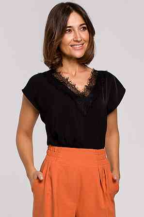 Женская блузка с вырезом и кружевом 