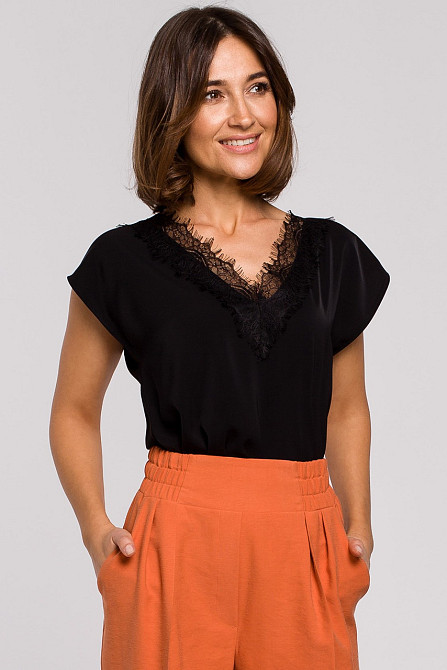 Женская блузка с вырезом и кружевом 
