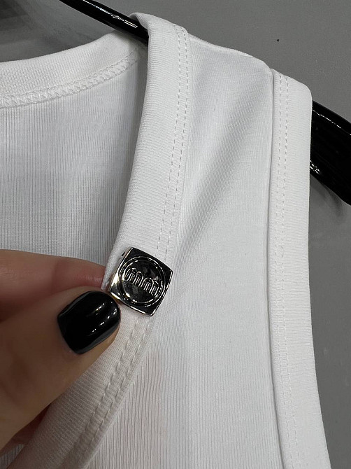 Майка женская A-N 25015 базовая трикотажная на широких бретелях с металлическим значком, белый, one size Киев - изображение 12