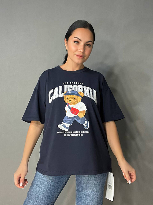 Футболка жіноча 25125 A-N оверсайз подовжена вільний крій з принтом ведмедик напис CALIFORNIA one size, темно-синій, one size Київ - фото 12
