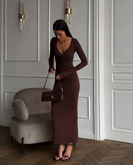 Жіноче силуетне довге плаття з глибоким декольте віскоза Шоколадний, 44/46 Одеса - фото 1