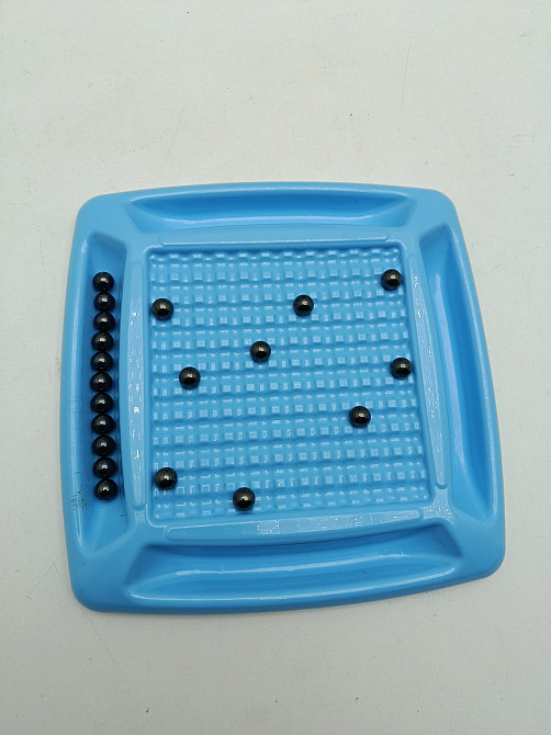 Настільна гра з магнітними кульками 