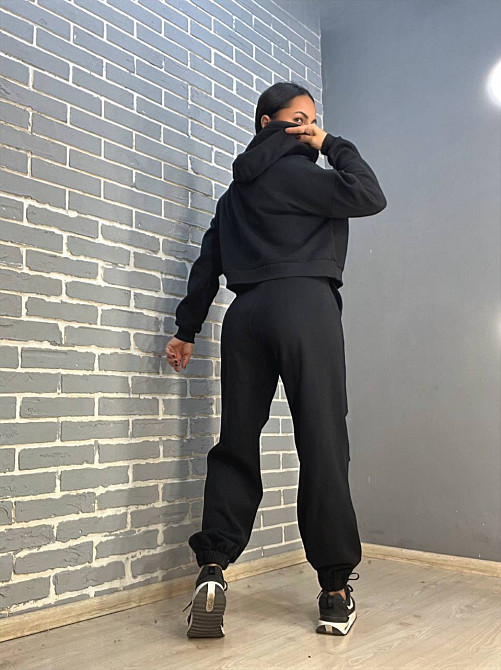 Костюм женский Quzen 478-480 короткое худи с капюшоном и брюки джоггеры на резинке флис черный, черный, M Киев - изображение 10