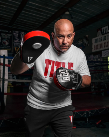 Лапи боксерські TITLE Boxing Incredi-Ball Leather Punch Mitts 2.0 Black/Red Каменское