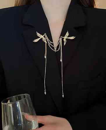 Брошь с птицами и цепочками – стильное золотистое украшение Киев