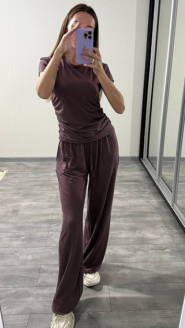 Жіночий прогулянковий оверсайз костюм-двійка: футболка та штани віскоза Шоколад Одеса - фото 6