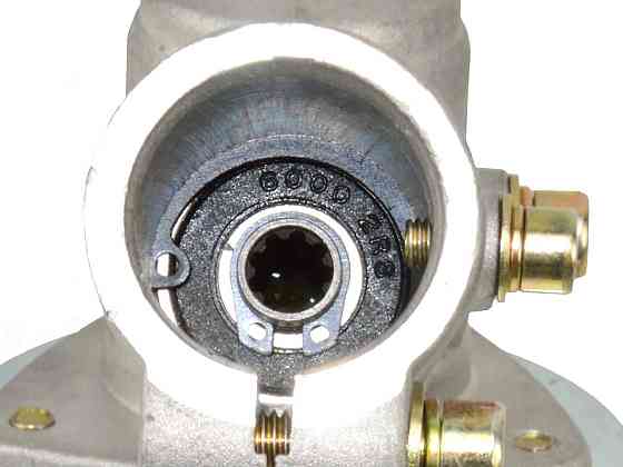 Редуктор кутовий садового тримера "GeKo" діаметром монтажного отвору 26 мм на квадратний вал вал 9 зубів 28 мм Стрий