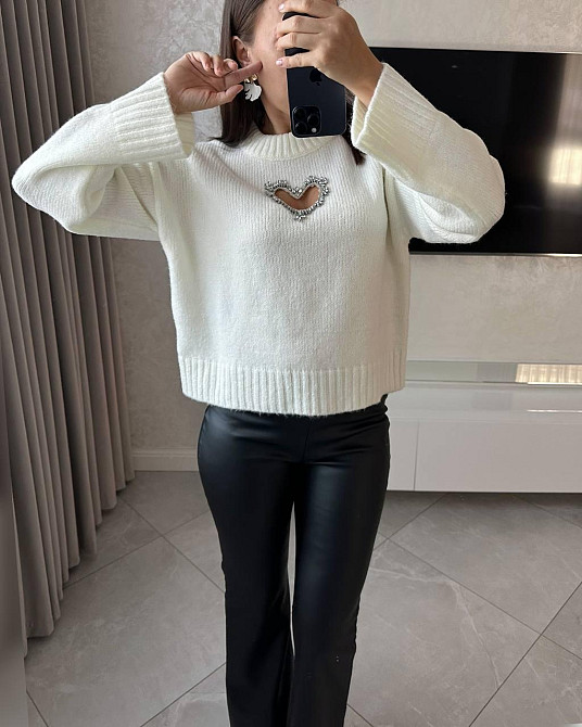 Женский свитер оверсайз кроя с вырезом в виде сердечка с камушками машинная вязка Одесса - изображение 2