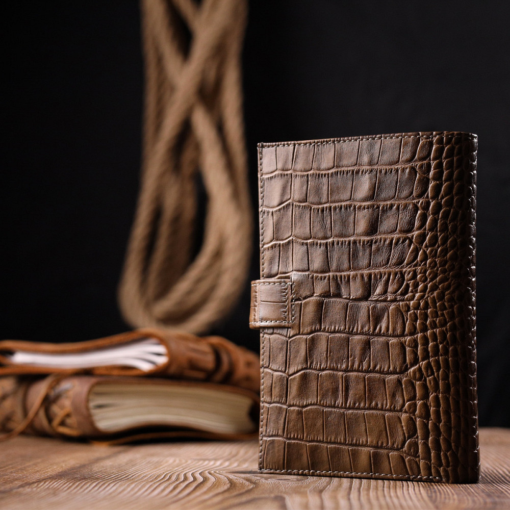 Необычное мужское портмоне с хлястиком из натуральной кожи с тиснением под крокодила KARYA 21196 Светло-коричневый Киев - изображение 10