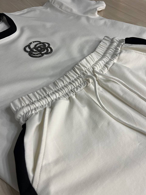 Костюм жіночий Saint Wish 385 футболка з шортами квітка камінці оверсайз білий, білий, L Київ - фото 17