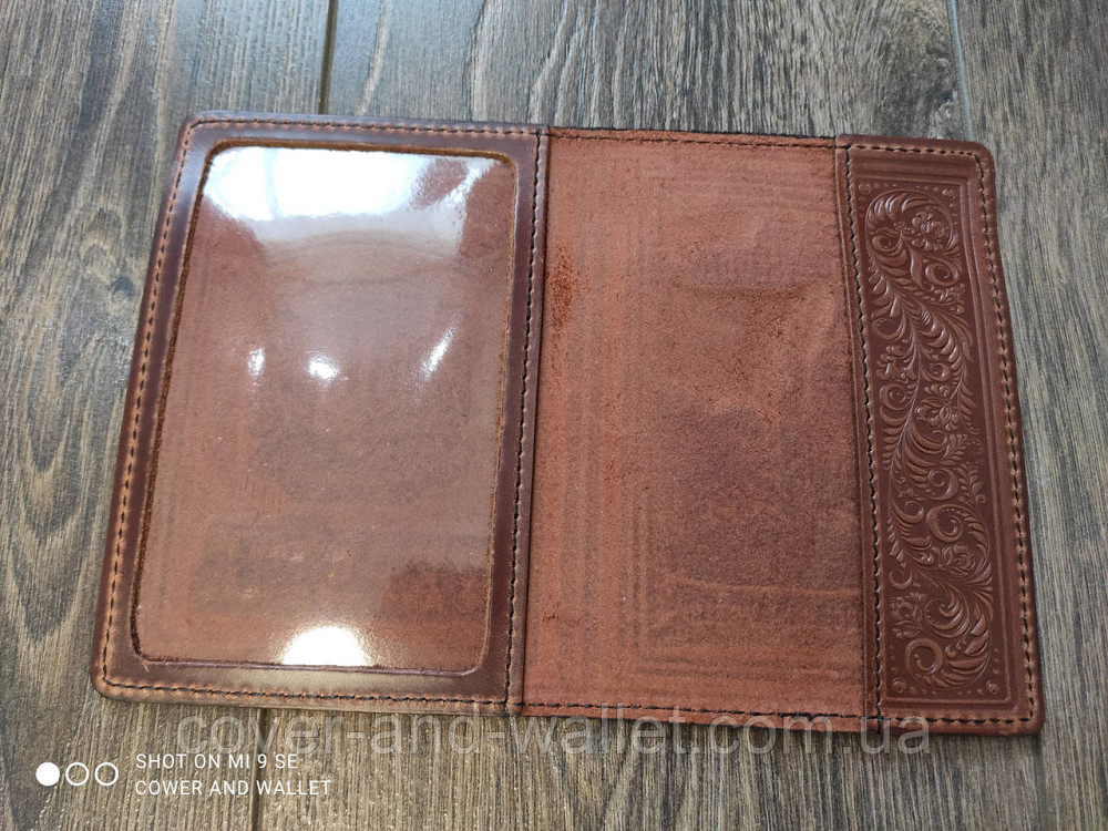 Шкіряна обкладинка на паспорт із тисненням герб України бордового кольору Київ - фото 3