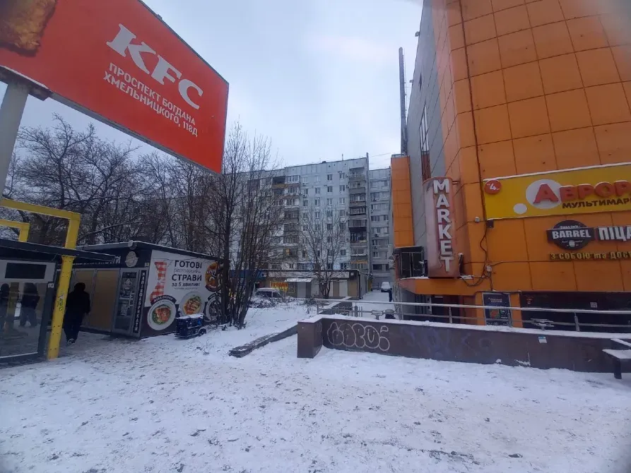 Зупинковий комплекс на Богдана Хмельницького 36, сусіди з "Варус" і тц " Айакс" Дніпро - фото 5