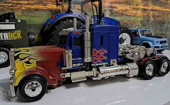 Трансформер Optimus Prime Висота трансформера 30 см Київ