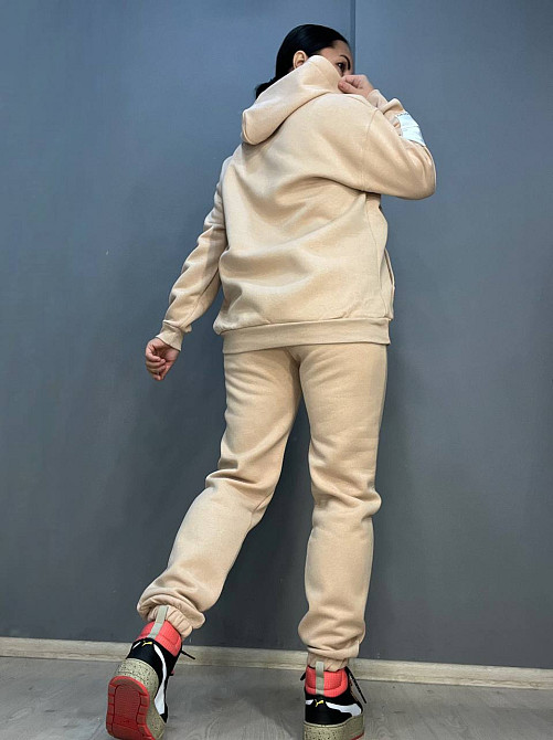 Костюм жіночий ENJOY 2920 худі з капюшоном брюки резинка нашивка утеплений фліс бежевий, бежевий, S Київ - фото 2