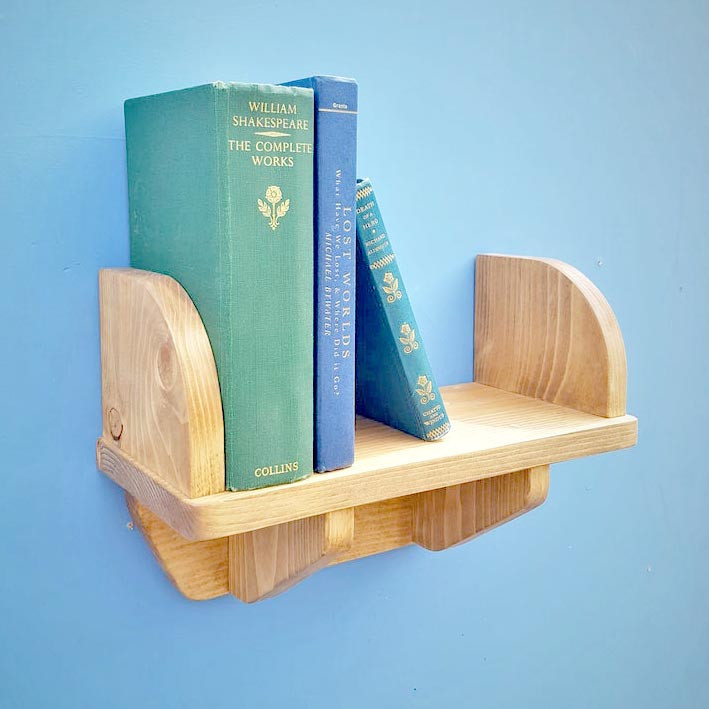 Настенная книжная полка 