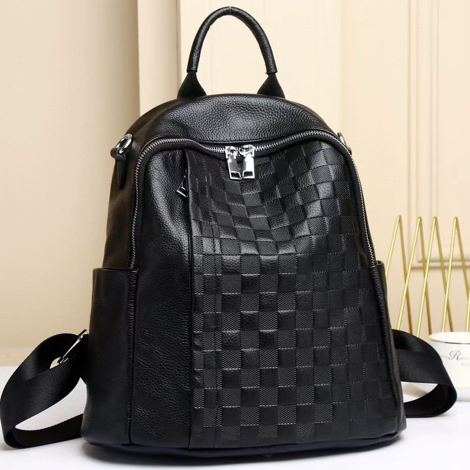 Шкіряний жіночий рюкзак з тисненням 25х30х11, сумка наплічна з шахматним візерунком, чорна Кам'янське - фото 5