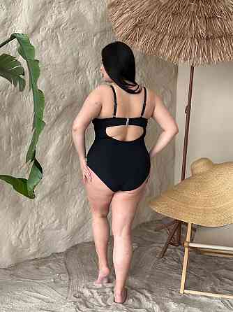 Жіночий купальник суцільний великого розміру на кісточках plus size на бретельках з морським декором чорний Одеса