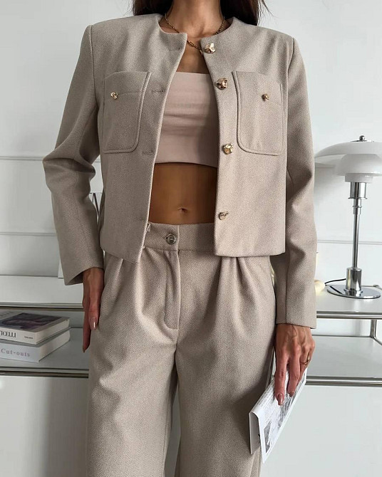 Женский лаконичный костюм с укороченным жакетом на подкладке и широкими брюками кашемир Мокко, 46/48 Одесса - изображение 4